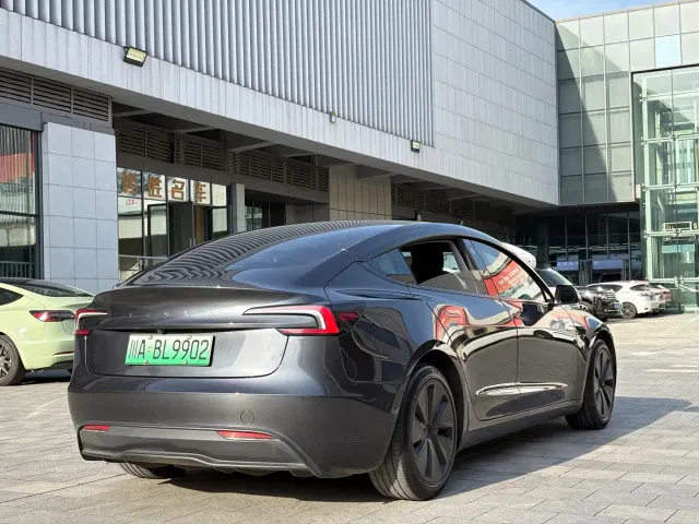 Tesla Model 3 — Фото автомобиля 11