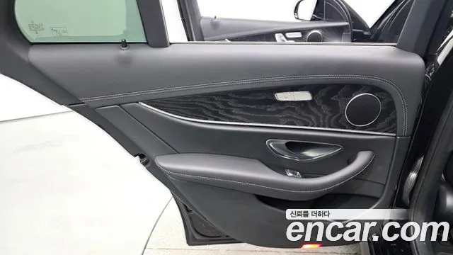 Mercedes-Benz E-Class — Фото автомобиля 24