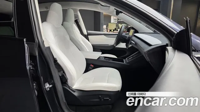 Tesla Model Y — Фото автомобиля 11