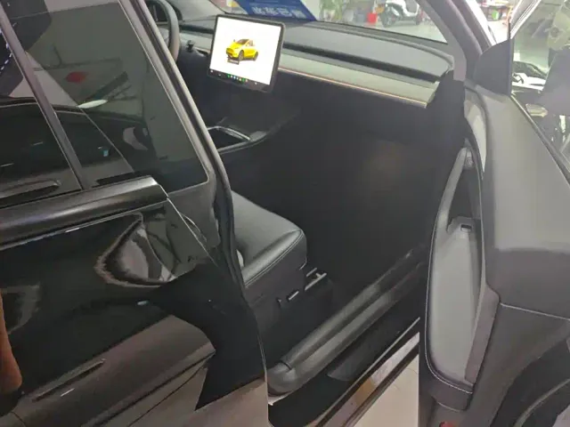 Tesla Model Y — Фото автомобиля 8