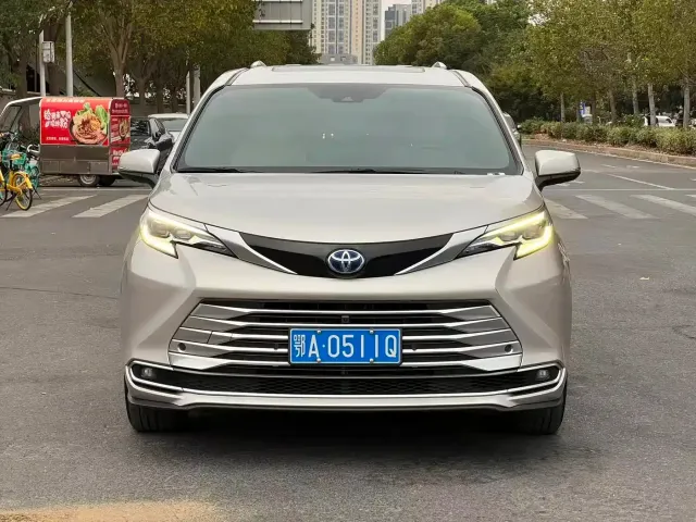 Toyota Sienna — Фото автомобиля 2