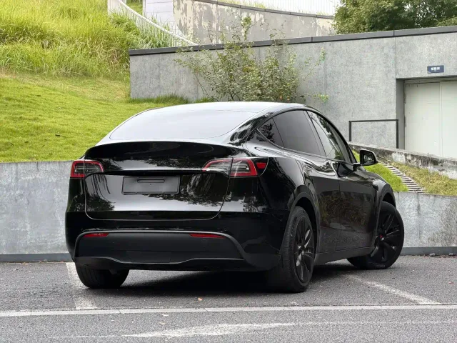 Tesla Model Y — Фото автомобиля 15