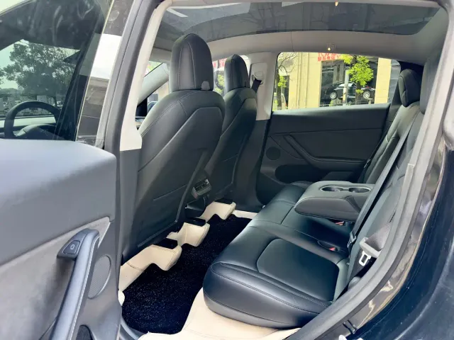 Tesla Model Y — Фото автомобиля 12
