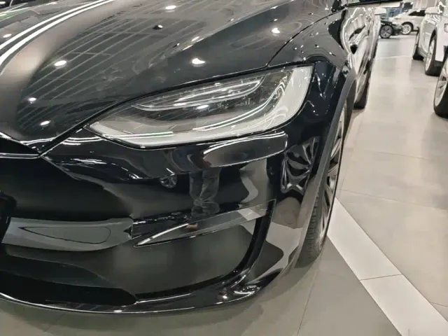 Tesla Model X — Фото автомобиля 17