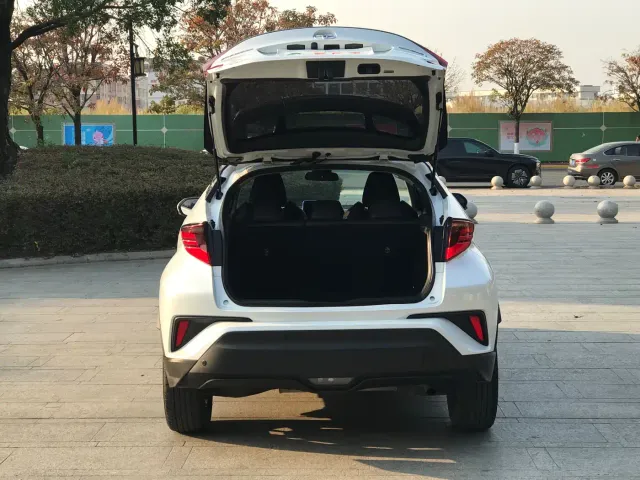 Toyota C-HR — Фото автомобиля 8