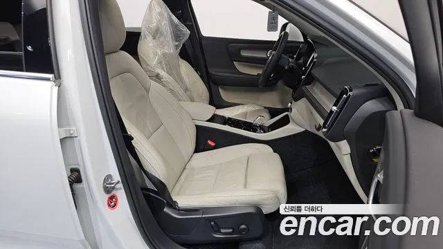 Volvo XC40 — Фото автомобиля 26