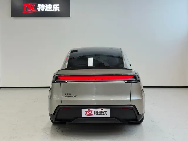 Tesla Model Y L — Фото автомобиля 5