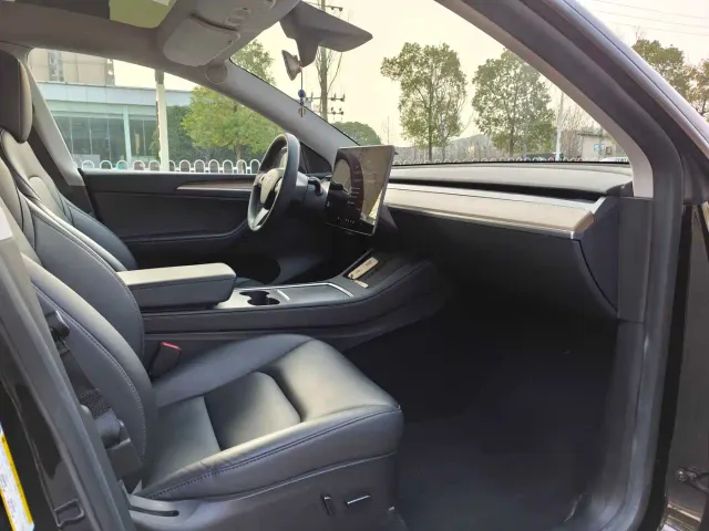 Tesla Model Y — Фото автомобиля 11