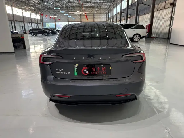 Tesla Model 3 — Фото автомобиля 5