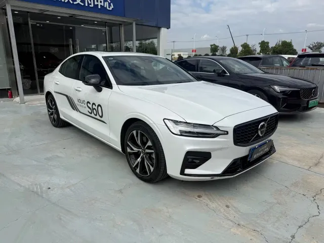 Volvo S60 — Фото автомобиля 3