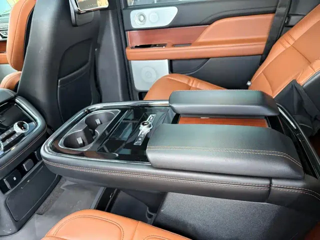 Lincoln Navigator — Фото автомобиля 21
