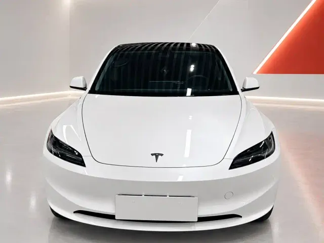 Tesla Model 3 — Фото автомобиля 2