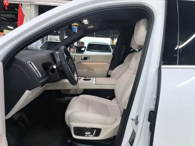 Li Auto L7 — Фото автомобиля 11
