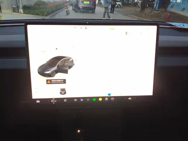 Tesla Model 3 — Фото автомобиля 12