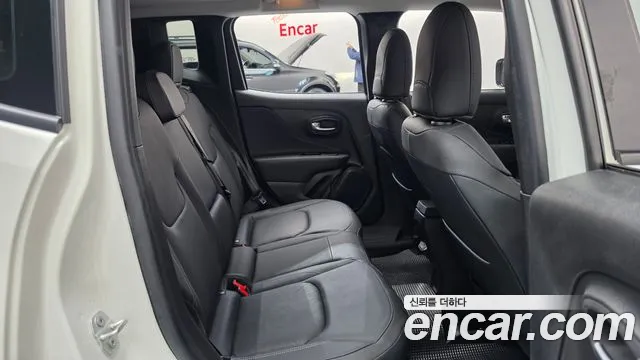 Jeep Renegade — Фото автомобиля 17