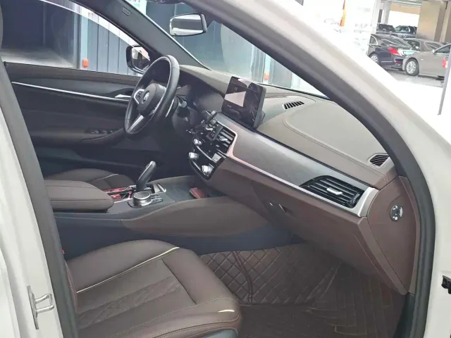BMW 5 Series — Фото автомобиля 10
