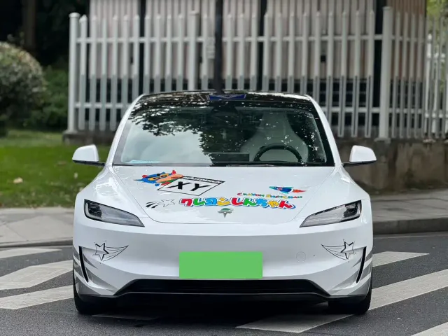 Tesla Model 3 — Фото автомобиля 2