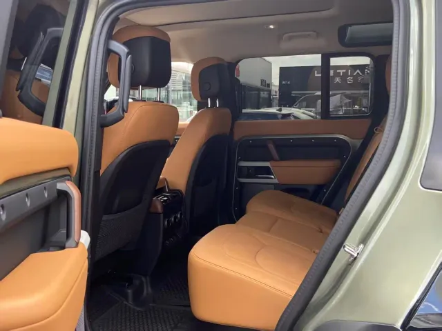 Land Rover Defender — Фото автомобиля 7