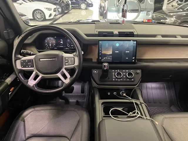 Land Rover Defender — Фото автомобиля 7