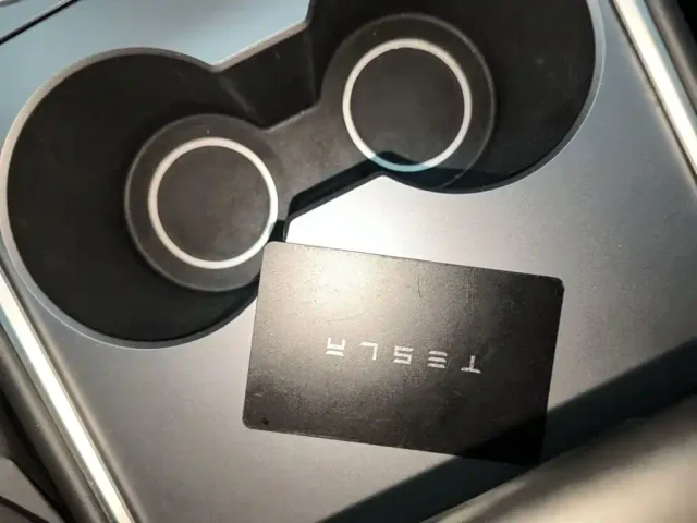 Tesla Model Y — Фото автомобиля 8