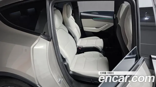 Tesla Model Y — Фото автомобиля 17