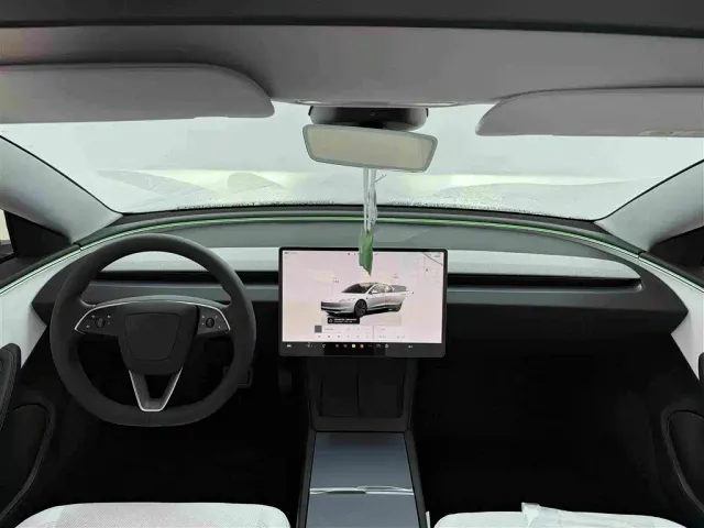 Tesla Model 3 — Фото автомобиля 6