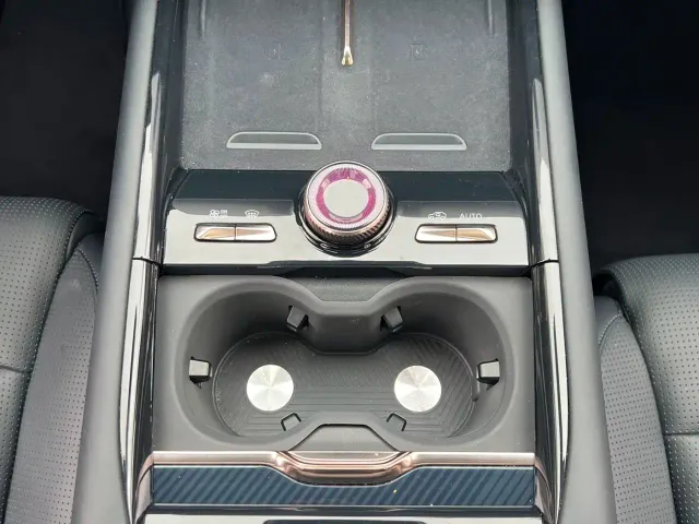 Lynk & Co 900 — Фото автомобиля 26