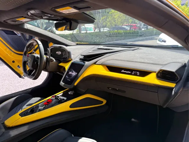 Lamborghini Revuelto — Фото автомобиля 6