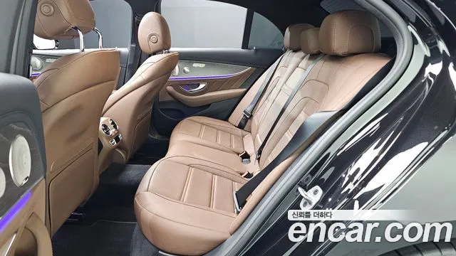 Mercedes-Benz E-Class — Фото автомобиля 11