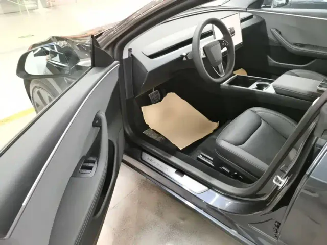 Tesla Model 3 — Фото автомобиля 15