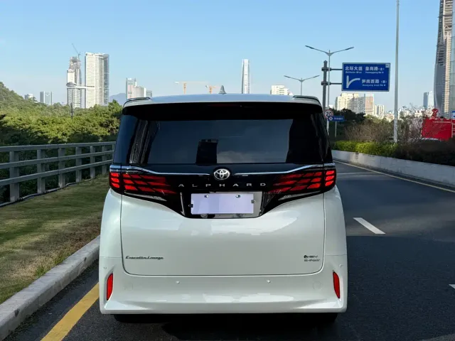 Toyota Alphard — Фото автомобиля 3