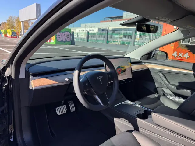 Tesla Model 3 — Фото автомобиля 6