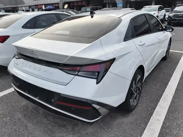 Hyundai Elantra — Фото автомобиля 3