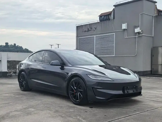 Tesla Model 3 — Фото автомобиля 3