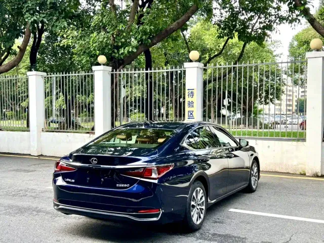 Lexus ES — Фото автомобиля 7