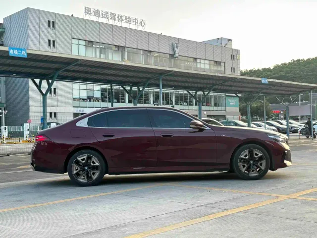 BMW 5 Series — Фото автомобиля 12