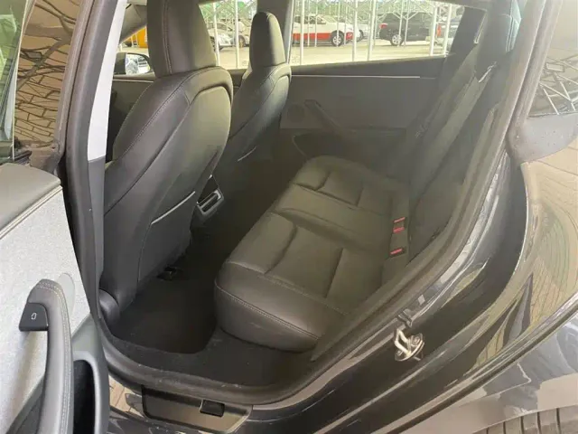 Tesla Model 3 — Фото автомобиля 5