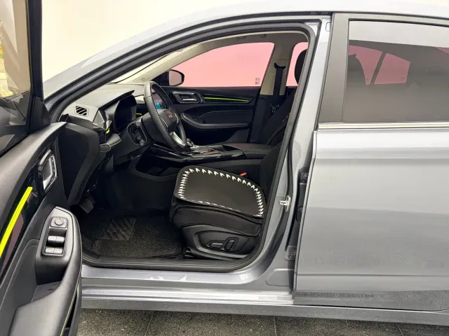 Roewe i5 — Фото автомобиля 4