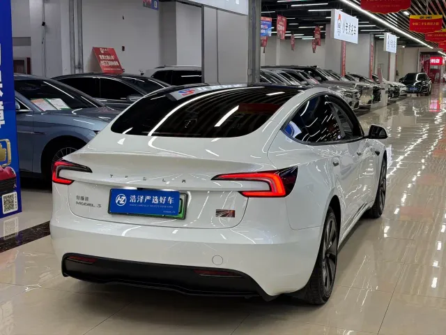 Tesla Model 3 — Фото автомобиля 12