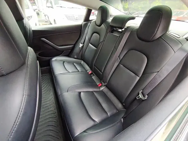 Tesla Model 3 — Фото автомобиля 10