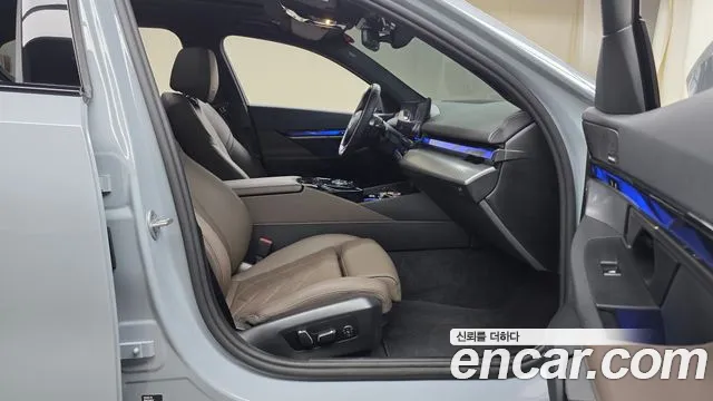 BMW 5 Series G60 — Фото автомобиля 16