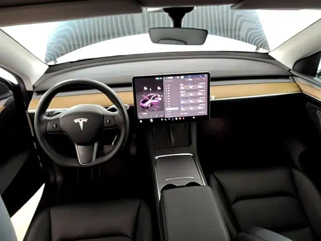 Tesla Model Y — Фото автомобиля 9