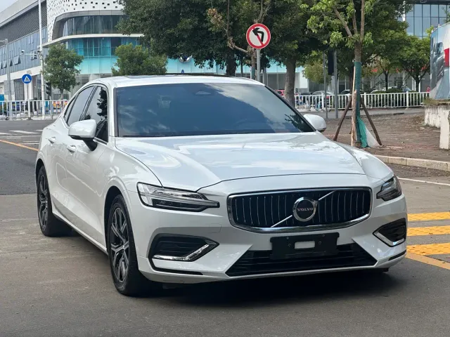 Volvo S60 — Фото автомобиля 3