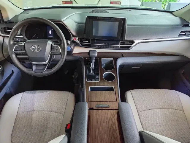Toyota Sienna — Фото автомобиля 9