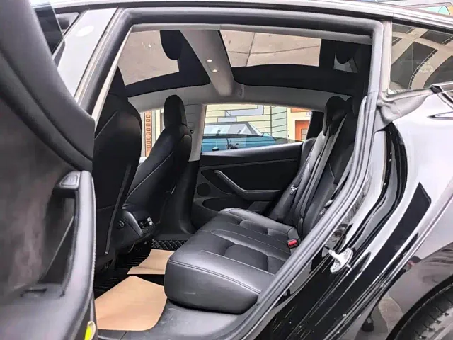 Tesla Model 3 — Фото автомобиля 6
