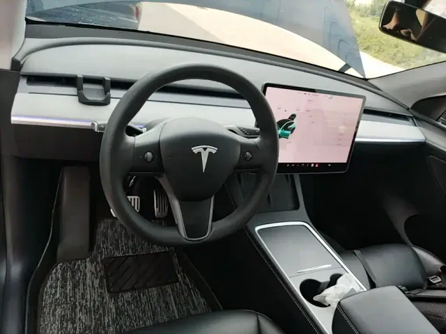Tesla Model Y — Фото автомобиля 9