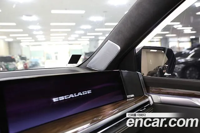 Cadillac Escalade 5th Gen — Фото автомобиля 12