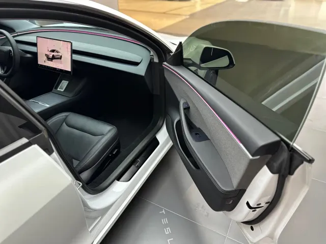 Tesla Model 3 — Фото автомобиля 4