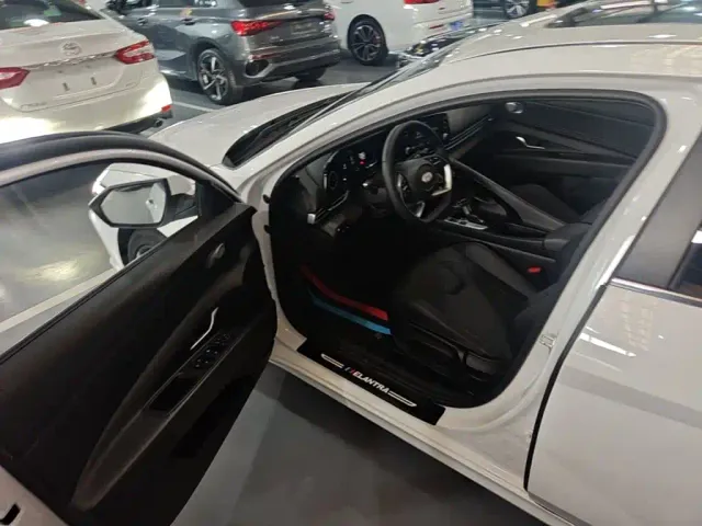 Hyundai Elantra — Фото автомобиля 15