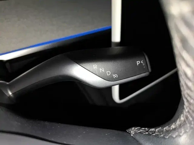 Tesla Model Y — Фото автомобиля 13